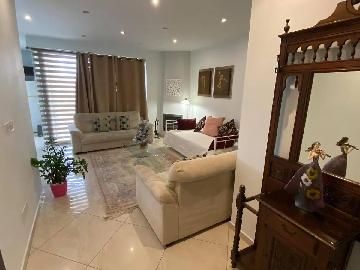Appartement Mesogios House Suites Larnaca
