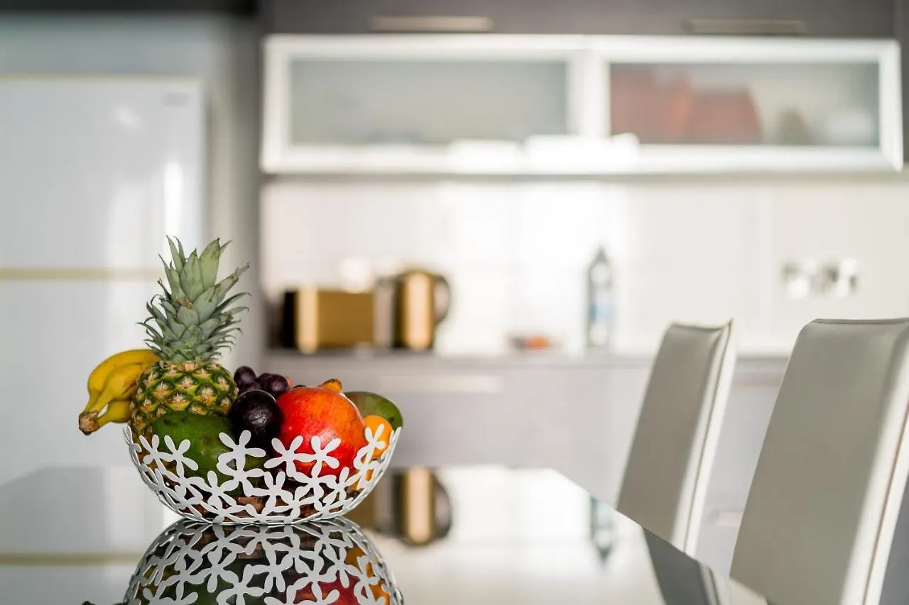 Mesogios House Suites Larnaca Appartement