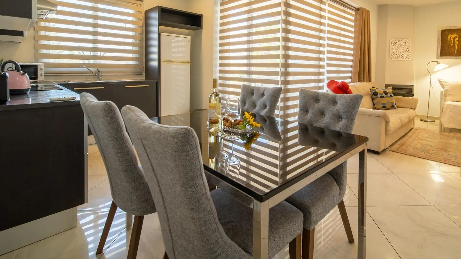 Mesogios House Suites Larnaca Appartement