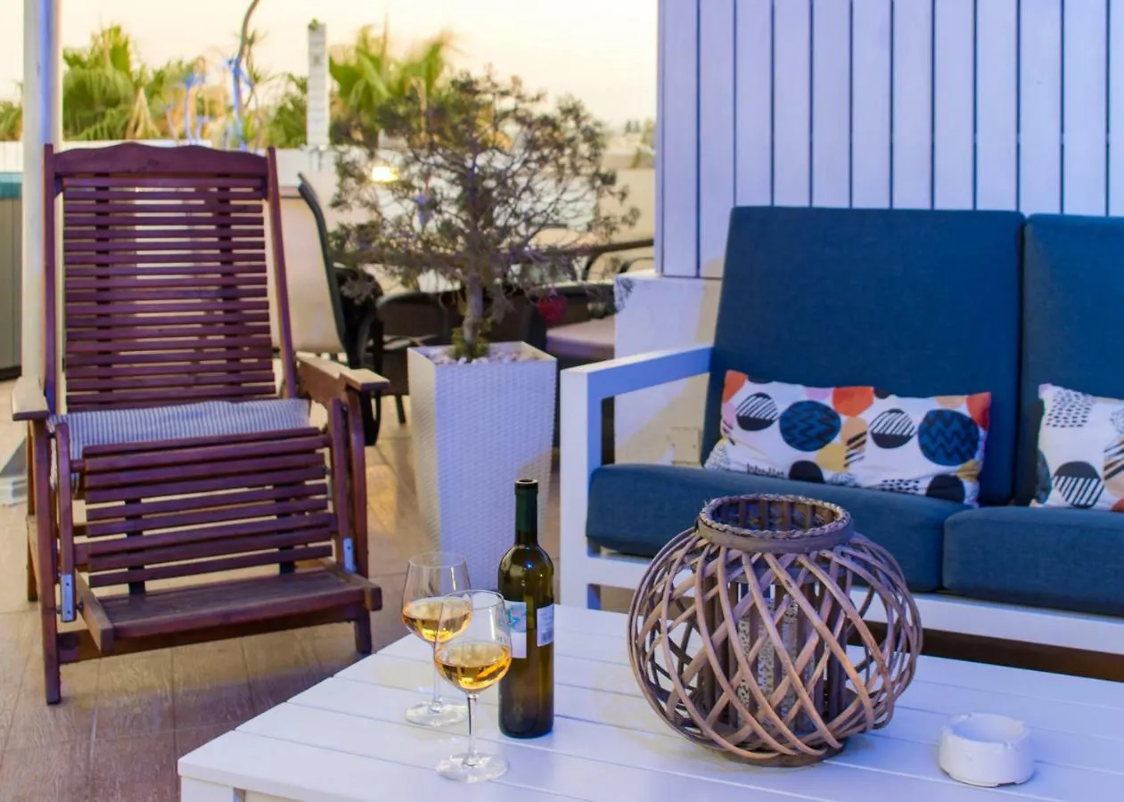Mesogios House Suites Larnaca