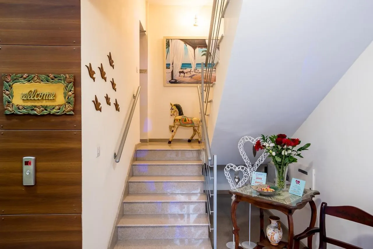 Mesogios House Suites ラルナカ